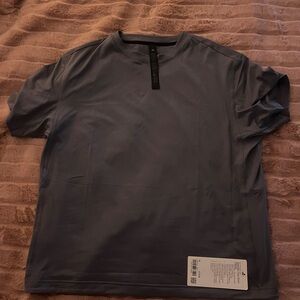 lululemon athletica Men's Dark Gray Short Sleeve Tee